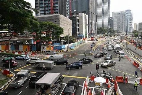 PENUTUPAN JALAN: Beberapa jalan raya di sekitar kawasan Marina Bay ditutup bagi memberi laluan kepada perlumbaan Formula Satu (F1) Grand Prix Singapura Singapore Airlines 2022 yang berlangsung dari hari ini hingga lusa. - Foto BH oleh LIM YAOHUI