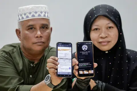 Amir, atau nama sebenarnya, Mohd Azmir Muhammad Yusof (kiri), 56 tahun, berkata beliau agak terkilan selepas penantian sekian lama menunaikan ibadah haji berakhir dengan kedukaan. Bersamanya ialah isterinya, Cik Sarimah Ahmad, 51 tahun, yang sepatutnya berangkat bersama pada 1 Jun lalu.