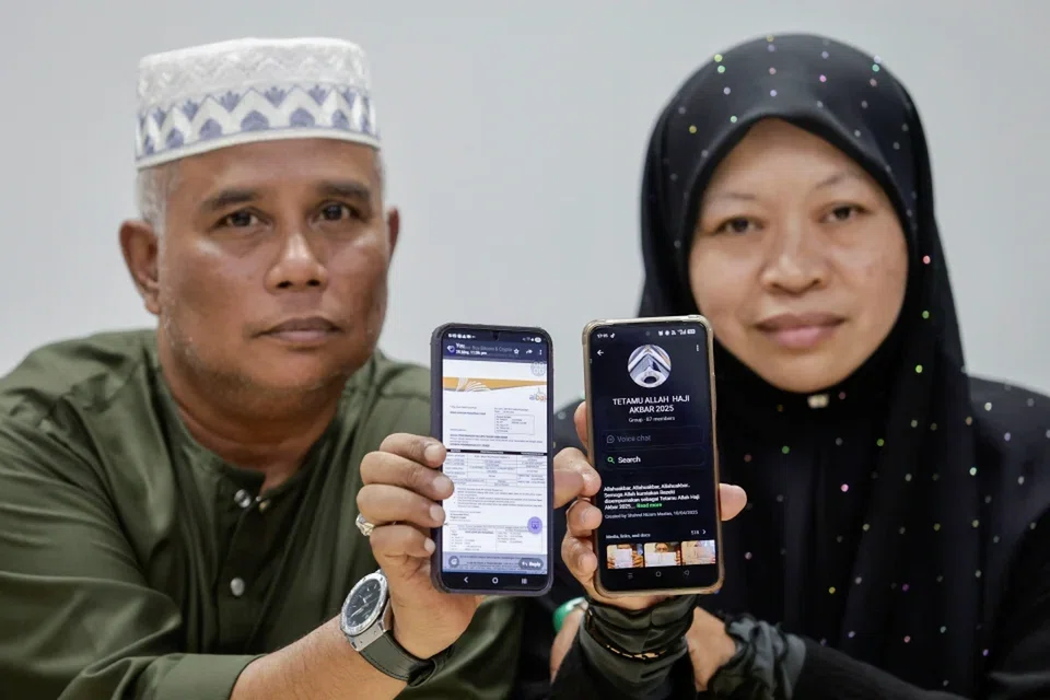 Amir, atau nama sebenarnya, Mohd Azmir Muhammad Yusof (kiri), 56 tahun, berkata beliau agak terkilan selepas penantian sekian lama menunaikan ibadah haji berakhir dengan kedukaan. Bersamanya ialah isterinya, Cik Sarimah Ahmad, 51 tahun, yang sepatutnya berangkat bersama pada 1 Jun lalu.