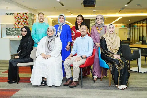 Lapan finalis bagi Anugerah Guru Arif Budiman (Agab) 2025. Mereka terdiri daripada (dari kiri, berdiri) Cik Suhana Jumadi; Cik Norzaidah Suparman; Cik Noorhidayah Md Taib; Cik Siti Aidah Mohamad Amin; (dari kiri, duduk) Cik Siti Suhana Alias; Cik Nur Adilah Khamsani; Encik Muhammad Mukhlis Dzulfitri Dzulkifli; dan Cik Filzatul Azreen Gazali. 