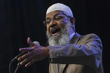 CETUS KETEGANGAN: Pendakwah bebas, Dr Zakir Naik jelas telah mencetuskan ketegangan kaum di Malaysia, kata Perdana Menteri Malaysia, Tun Dr Mahathir Mohamad. Menurut beliau, perbuatan tersebut tidak baik untuk negara dan kerajaan akan mengambil tindakan sewajarnya mengikut undang-undang negara. - Foto EPA-EFE