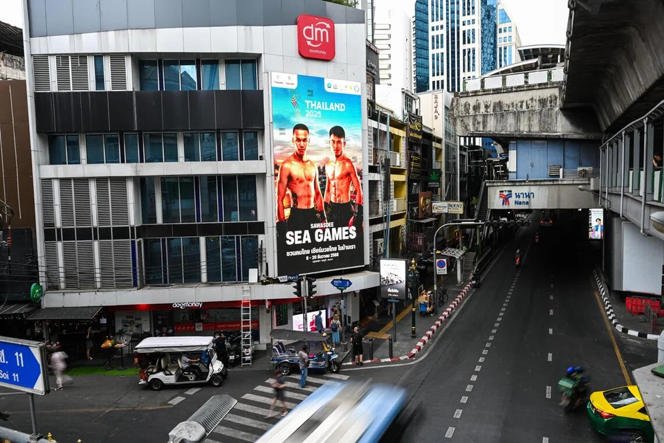 Salah satu daripada beberapa papan iklan elektronik yang mempromosikan Sukan SEA 2025 di tengah bandar Bangkok.