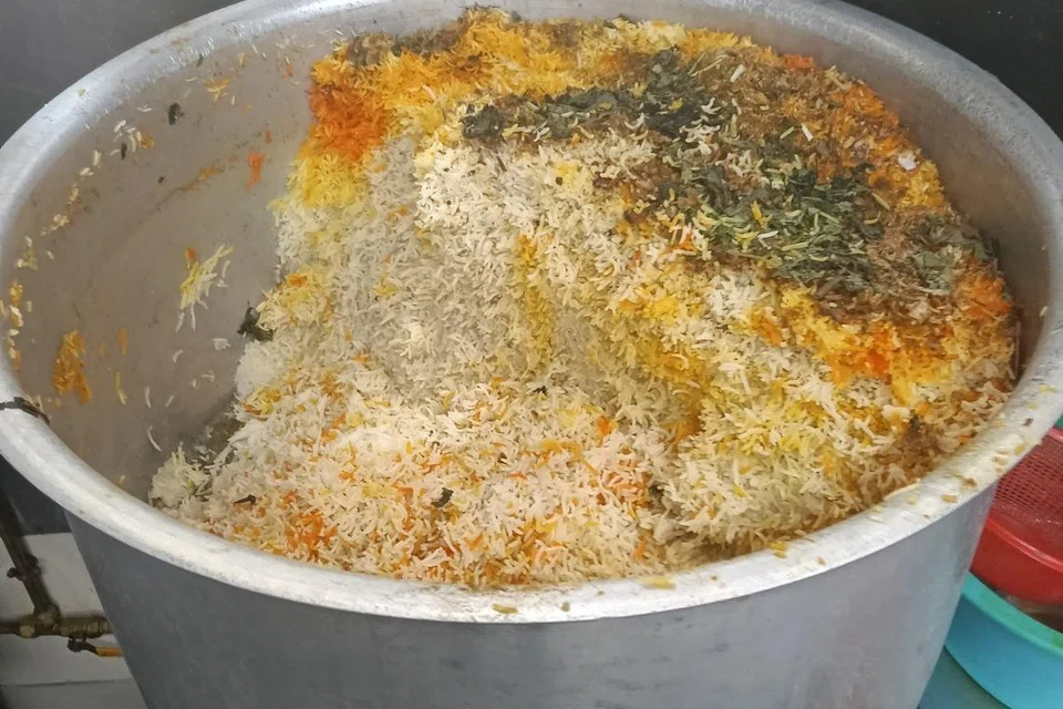 Gerai beriani di Tiong Bahru mendapat pesanan sebanyak 150 pek beriani, tetapi orang yang membuat tempahan tidak mengambilnya.