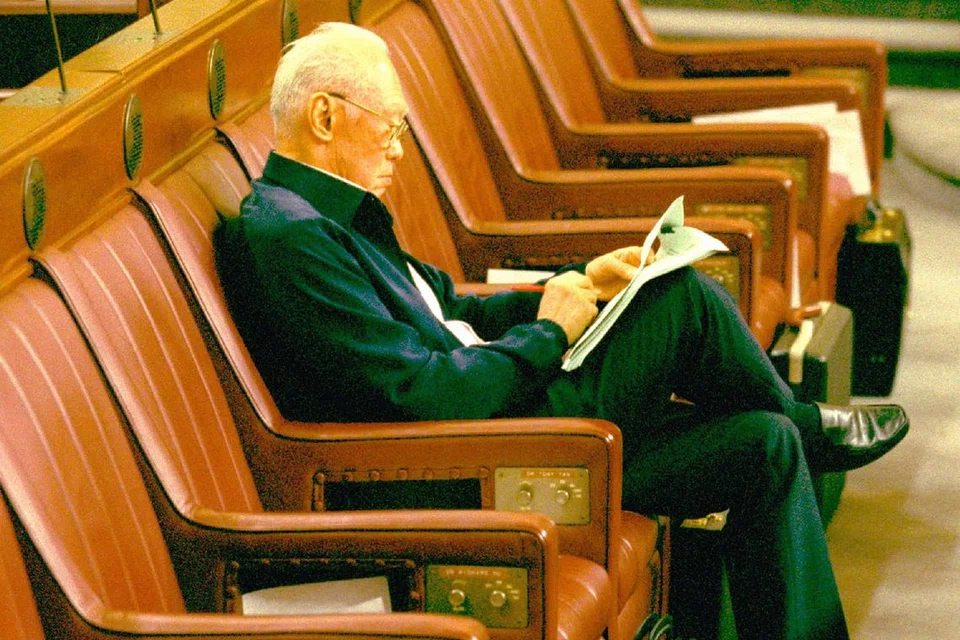 PENGHORMATAN PARLIMEN UNTUK LEE KUAN YEW: Menteri Kanan Lee Kuan Yew berada di dalam Dewan pada hari terakhir sesi Parlimen diadakan di Bangunan Parlimen lama pada 6 September 1999. 