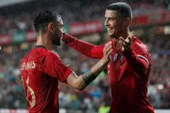 PELUKAN GOL: Penjaring gol Portugal, Bruno Fernandes (kiri) mendapat pelukan tahniah daripada kapten dan bintang pasukan, Cristiano Ronaldo. - Foto REUTERS