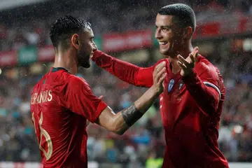 PELUKAN GOL: Penjaring gol Portugal, Bruno Fernandes (kiri) mendapat pelukan tahniah daripada kapten dan bintang pasukan, Cristiano Ronaldo. - Foto REUTERS