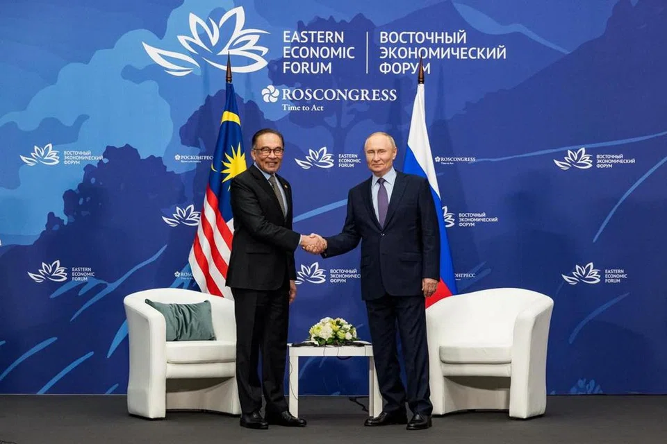 Perdana Menteri Malaysia, Datuk Seri Anwar Ibrahim (kiri), bertemu Presiden Russia, Encik Vladimir Putin, ketika lawatan kerja beliau ke Russia bagi  menghadiri Forum Ekonomi Timur (EEF) kesembilan di Vladivostok, Russia.