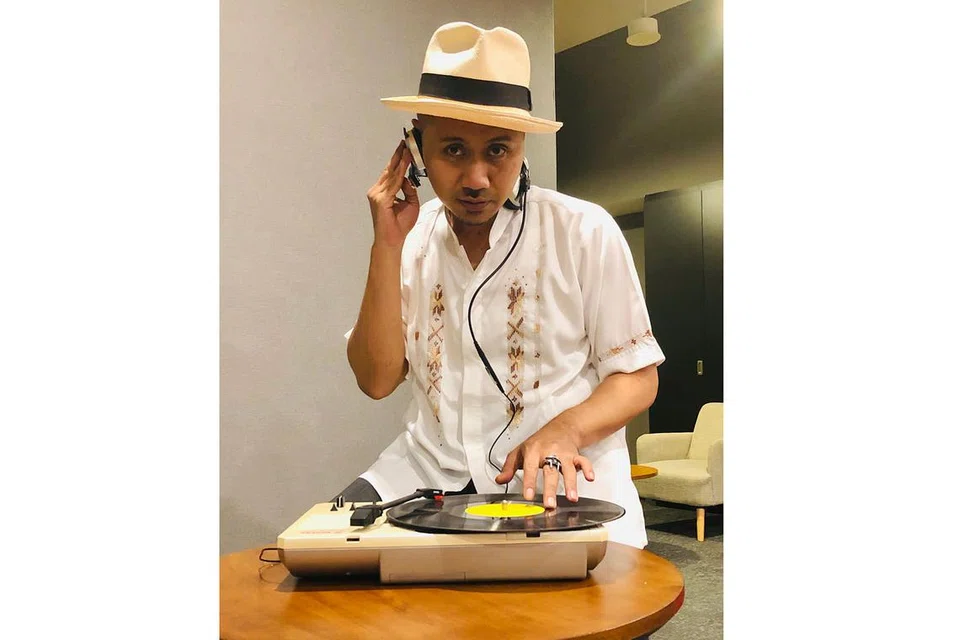 WUJUDKAN KELAINAN: DJ Senor $hah menggunakan daya kreativitinya mengadun irama pelbagai genre lagu berbekalkan misi menyebar muzik positif dan mengekalkan khazanah warisan muzik Melayu hasil karya legenda silam. - Foto BH oleh HARYANI ISMAIL