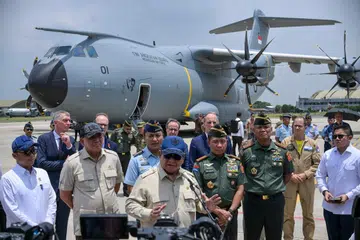 Presiden Indonesia, Prabowo Subianto (tengah), bercakap kepada wartawan selepas majlis penyerahan salah satu daripada dua pesawat pengangkut tentera Airbus A400M kepada Tentera Udara Indonesia di Pangkalan Udara Halim, Jakarta, pada 3 November 2025.