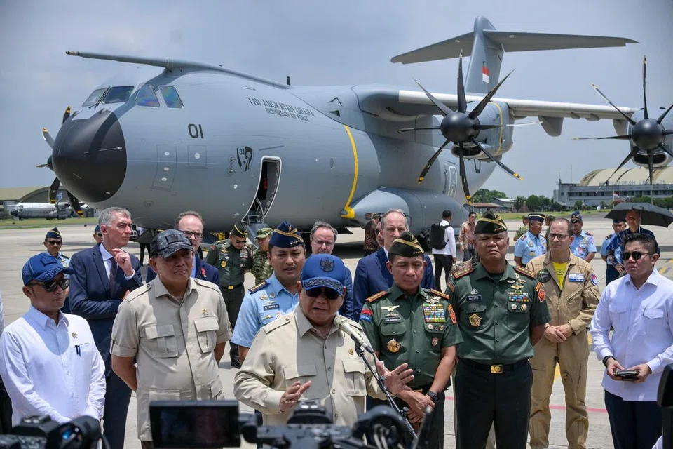 Presiden Indonesia, Prabowo Subianto (tengah), bercakap kepada wartawan selepas majlis penyerahan salah satu daripada dua pesawat pengangkut tentera Airbus A400M kepada Tentera Udara Indonesia di Pangkalan Udara Halim, Jakarta, pada 3 November 2025.