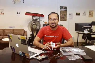 BANTU URUS RUANG PEJABAT BERSAMA: Daripada menyewa ruang pejabat bersama di Hackerspace Sg semasa memulakan perniagaannya dulu, Encik Fazli Mansor kini juga mengendalikan ruang pejabat itu sebagai bendahari. - Foto BM oleh IQBAL FAIZAL