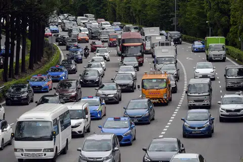 JUMLAH SAMAN TURUN: Terdapat 1,215 kes pengubahsuaian ekzos haram tahun ini, turun daripada 1,781 kes pada 2021. Di samping itu, terdapat 85 kes  kenderaan bising tahun ini, turun daripada 175 kes pada 2021.