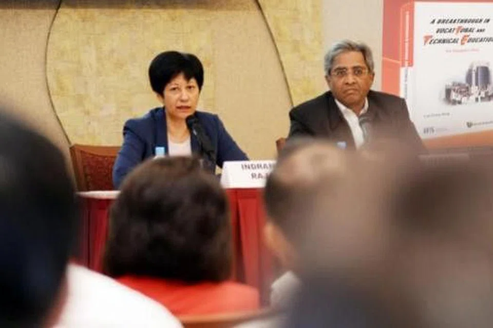 SESI DIALOG: Menteri Negara Kanan (Undang-Undang merangkap Pendidikan), Cik Indranee Rajah yang turut mempengerusikan Jawatankuasa ASPIRE 2014 dan membuat saranan penting ke arah memperkukuh sistem pendidikan vokasional di Singapura mendengar dan menjawab soalan peserta sambil diperhatikan Pengarah, Institut Pengajian Dasar (IPS), Encik Janadas Devan. - Foto-foto JOHARI RAHMAT