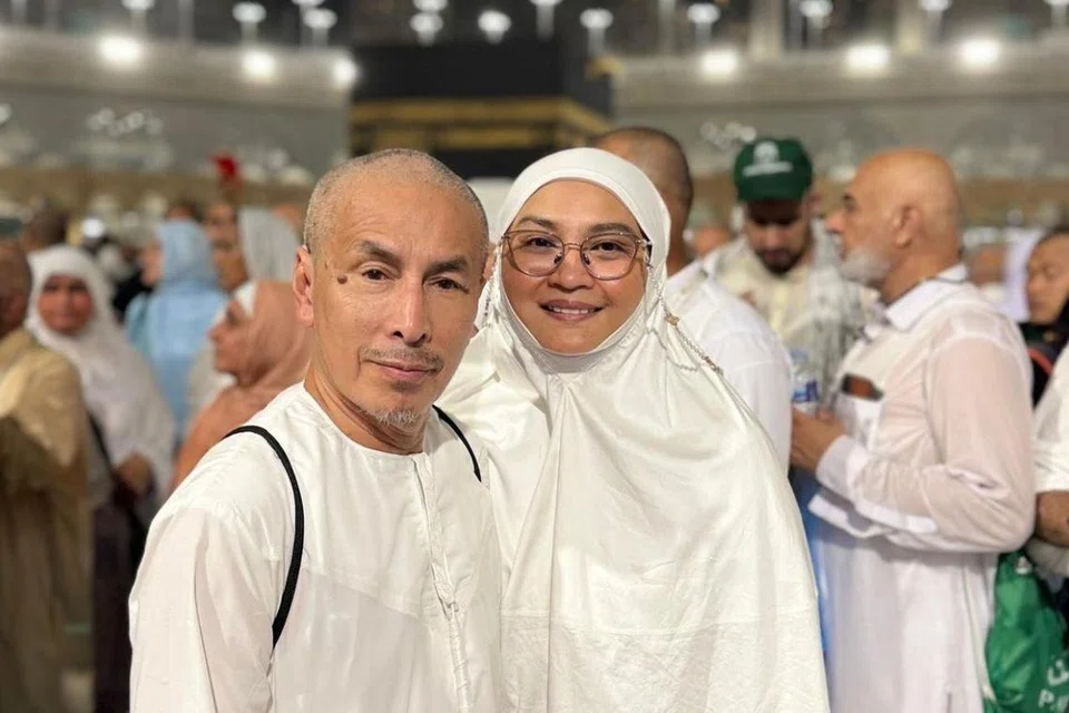 Datuk Amy Search (kiri) teruja dapat menyambut ulang tahun isterinya, Norhasniza Hassan, sambil menunaikan haji.