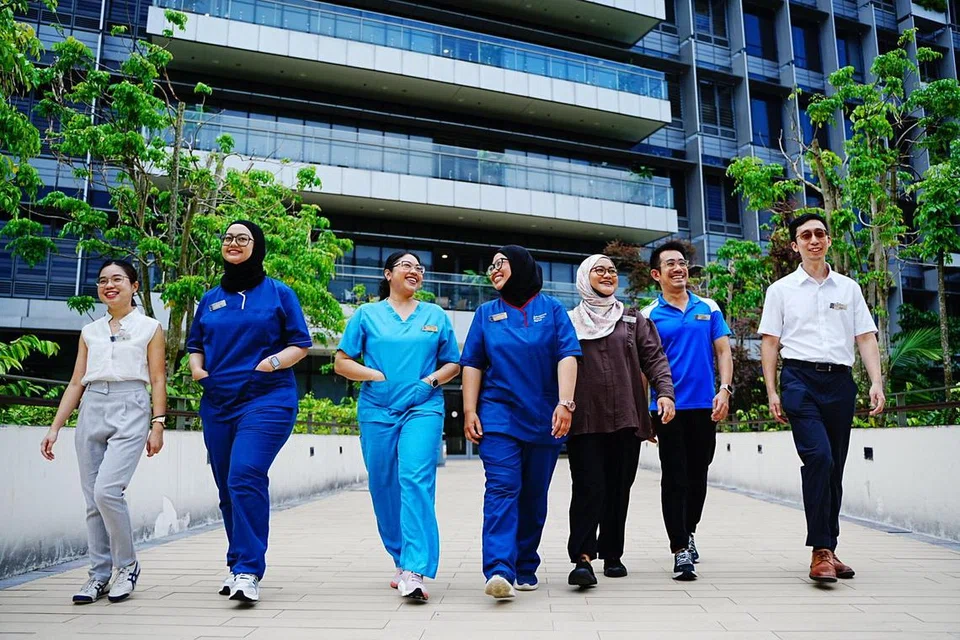 Pasukan Pendidikan dan Pemerkasaan Kumpulan (GEM) edisi Haji dan Umrah terdiri daripada (dari kiri) pakar pemakanan, Cik Pang Kang Ru; Jururawat Kanan, Nurasrina Kamsani; ‘Podiatrist’ Kanan, Cik Nadiah Raman; Ketua Program dan Jururawat Amalan Lanjutan, Cik Mariana Mahadi; Penyelaras Program, Cik Citra Dianti Sonarno, Ahli Fisioterapi Kanan, Encik Muhammad Jazimin Haron; Perunding, Dr Tan Seng Kiong. 