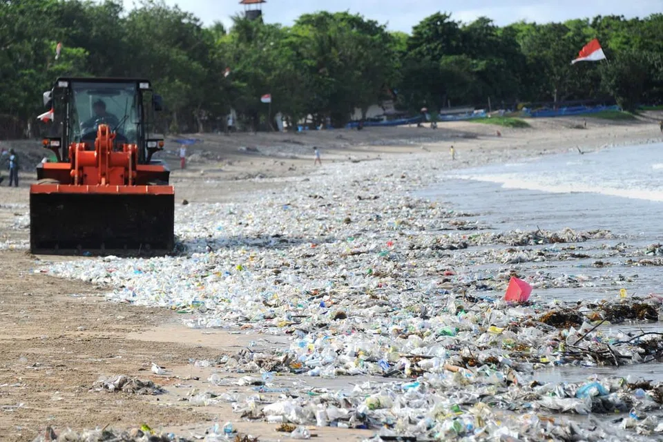 INDONESIA: Kenderaan berat mengumpulkan sisa plastik di pantai Kuta, Bali.
