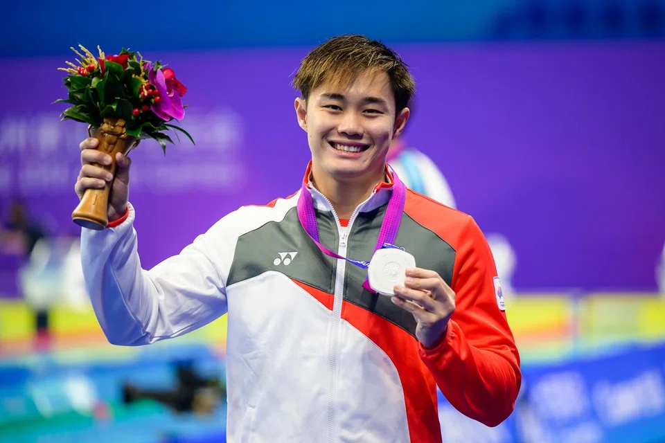 CEMERLANG: Teong Tzen Wei memenangi pingat renang pertama Singapura di Sukan Asia Hangzhou selepas merangkul perak dalam acara gaya kupu-kupu 50 meter lelaki pada Khamis.