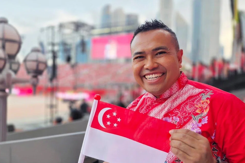 AP GRC Pasir Ris-Changi, Encik Sharael Taha, bersemangat menggayakan kemeja batik berkolar mandarin oleh Ratianah Tahir.