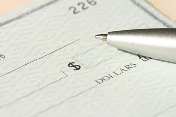 Tiada perubahan pada tarikh akhir bagi bank untuk berhenti mengeluarkan buku cek baru kepada syarikat menjelang akhir Disember 2025. 