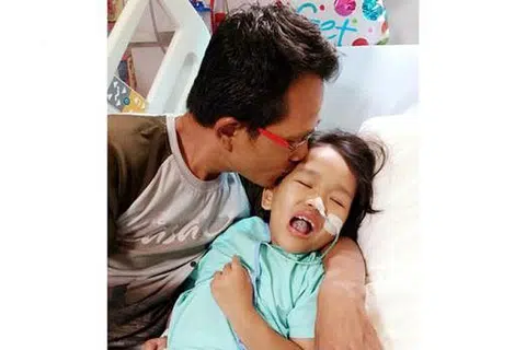 SEDIH TIDAK TERKATA: Encik Abdul Halim Aziz sayu melihat keadaan Syahriz yang mengalami kerosakan teruk pada otaknya selepas dijumpai terapung di sebuah kolam renang privet. - Foto ihsan ABDUL HALIM ABDUL AZIZ