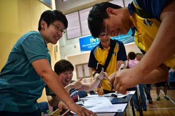 DEBARAN PELAJAR: Para pelajar mengambil keputusan GCE 'N' mereka hari ini. - Foto THE STRAITS TIMES.