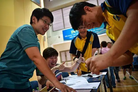 DEBARAN PELAJAR: Para pelajar mengambil keputusan GCE 'N' mereka hari ini. - Foto THE STRAITS TIMES.