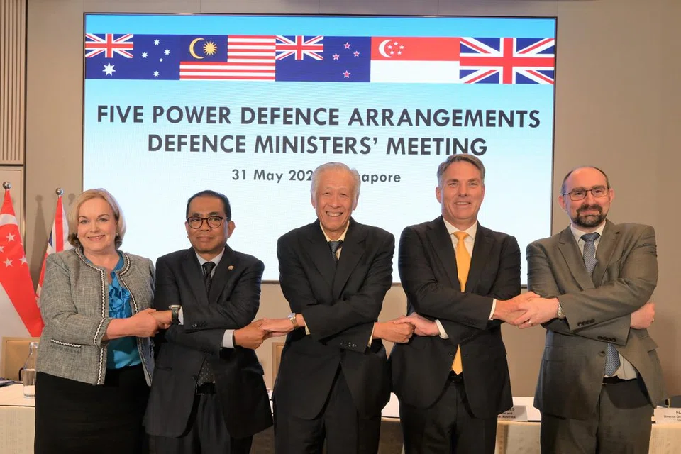 (Dari kiri) Menteri Pertahanan New Zealand, Cik Judith Collins KC; Menteri Pertahanan Malaysia, Datuk Seri Mohamed Khaled Nordin; Menteri Pertahanan, Dr Ng Eng Hen; Timbalan Perdana Menteri merangkap Menteri Pertahanan Australia, Encik Richard Marles; dan Ketua Pengarah (Dasar Keselamatan) Britain, Encik Paul Wyatt.
