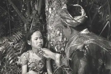 LELA MANJA: Habibah Haron (kiri) menghidupkan babak emosi filem tentang dua beradik yang meratap sayu sentiasa kerana ibu tiri yang mendera. - Foto MALAY FILM PRODUCTIONS/SHAW ORGANISATION
