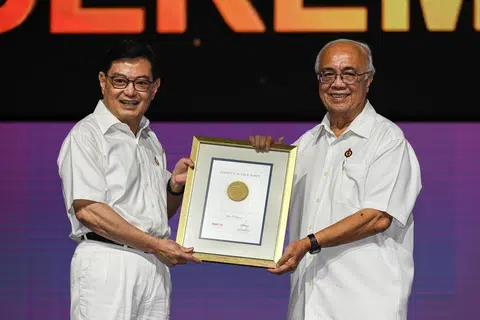 Mantan Anggota Parlimen, Dr S. Vasoo (kanan) menerima penghormatan tertinggi, Pingat Bintang Khidmat Cemerlang, daripada Pengerusi Parti Tindakan Rakyat (PAP), Encik Heng Swee Keat, di Majlis Jamuan Makan Malam dan Anugerah Ulang Tahun ke-70 PAP pada 23 November di Singapore Expo.