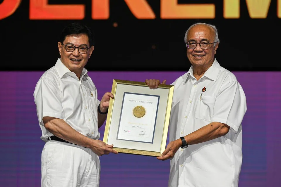 Mantan Anggota Parlimen, Dr S. Vasoo (kanan) menerima penghormatan tertinggi, Pingat Bintang Khidmat Cemerlang, daripada Pengerusi Parti Tindakan Rakyat (PAP), Encik Heng Swee Keat, di Majlis Jamuan Makan Malam dan Anugerah Ulang Tahun ke-70 PAP pada 23 November di Singapore Expo.