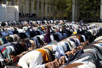 Umat Islam bersujud ketika melakukan solat di bulan Ramadan.