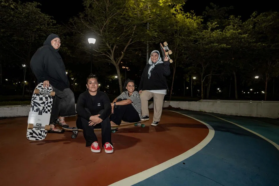 Cik Siti Shahydah Lista Taha (kanan) biasa melungsur papan surfskate bersama wanita lain yang kebanyakan mereka merupakan ibu dengan anak kecil. Bersamanya dalam gambar ini ialah (dari kiri) Sharifah Aisha Al-Faqeh Abdul Aziz, Sharifah Aminah Al-Faqeh Abdul Aziz dan Cik Sumaiyah Abdul Rahman.