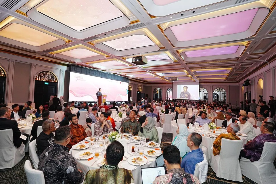 Sekitar 230 hadirin, terdiri daripada pemimpin nasional dan masyarakat serta rakan kongsi BH, memenuhi dewan ballroom Hotel Four Seasons semasa Majlis Anugerah Jauhari 2024 pada 25 Oktober. Ia diserikan tetamu terhormat, Menteri Kesihatan, Encik Ong Ye Kung (atas pentas).