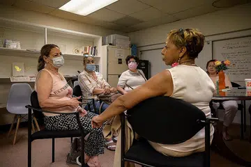 TERDEDAH KEPADA BAHAN BERACUN: Pekerja pembersihan migran terlibat membersihkan tapak serangan 9/11 di World Trade Centre di New York City mengadakan satu pertemuan bersama seorang pekerja sosial klinik di Queens, New York baru-baru ini. Ramai daripada mereka menuntut pampasan setelah mengalami penyakit yang dipercayai berpunca daripada pendedahan kepada bahan toksik semasa operasi pembersihan itu. - Foto AFP