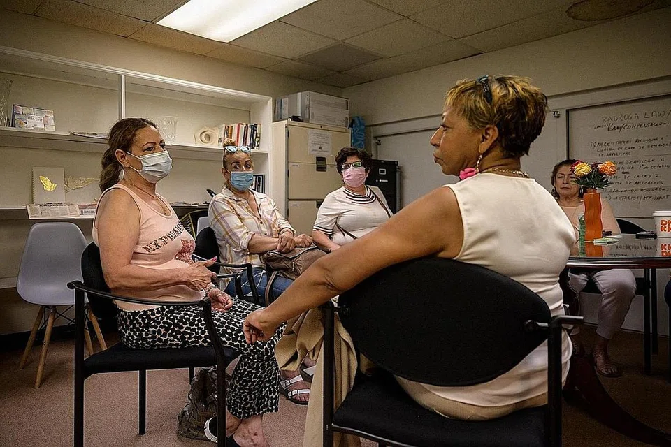 TERDEDAH KEPADA BAHAN BERACUN: Pekerja pembersihan migran terlibat membersihkan tapak serangan 9/11 di World Trade Centre di New York City mengadakan satu pertemuan bersama seorang pekerja sosial klinik di Queens, New York baru-baru ini. Ramai daripada mereka menuntut pampasan setelah mengalami penyakit yang dipercayai berpunca daripada pendedahan kepada bahan toksik semasa operasi pembersihan itu. - Foto AFP