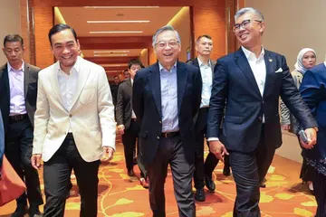 Menteri Besar Johor, Datuk Onn Hafiz Ghazi (kiri), bersama Timbalan Perdana Menteri merangkap Menteri Perdagangan dan Perusahaan, Encik Gan Kim Yong (tengah) dan Menteri Pelaburan, Perdagangan dan Industri Malaysia, Tengku Datuk Seri Zafrul Tengku Abdul Aziz (kanan).