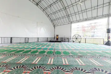 Masjid Alkaff Kampung Melayu menyediakan ruang solat sementara bagi memastikan jemaah dapat menunaikan solat Jumaat dengan selesa. Solat Jumaat sesi kedua pada 2 petang turut disediakan.