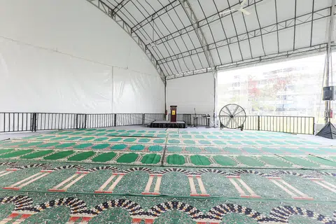 Masjid Alkaff Kampung Melayu menyediakan ruang solat sementara bagi memastikan jemaah dapat menunaikan solat Jumaat dengan selesa. Solat Jumaat sesi kedua pada 2 petang turut disediakan.