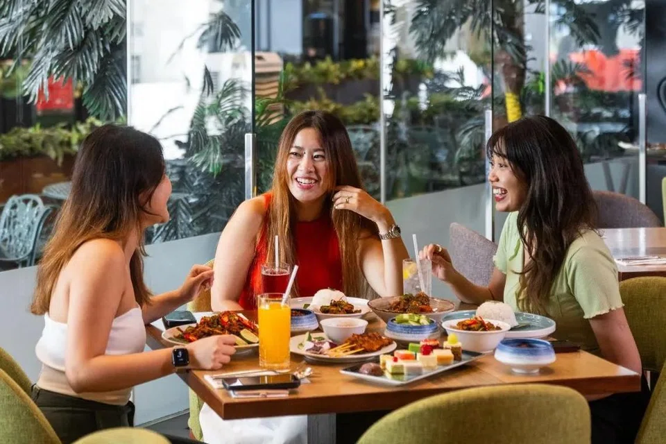 Di sini juga menawarkan bufet minuman petang setiap hujung minggu dengan pilihan makanan ringan khas Singapura seperti ‘kueh pie tee’, sate ayam, dan banyak lagi.
