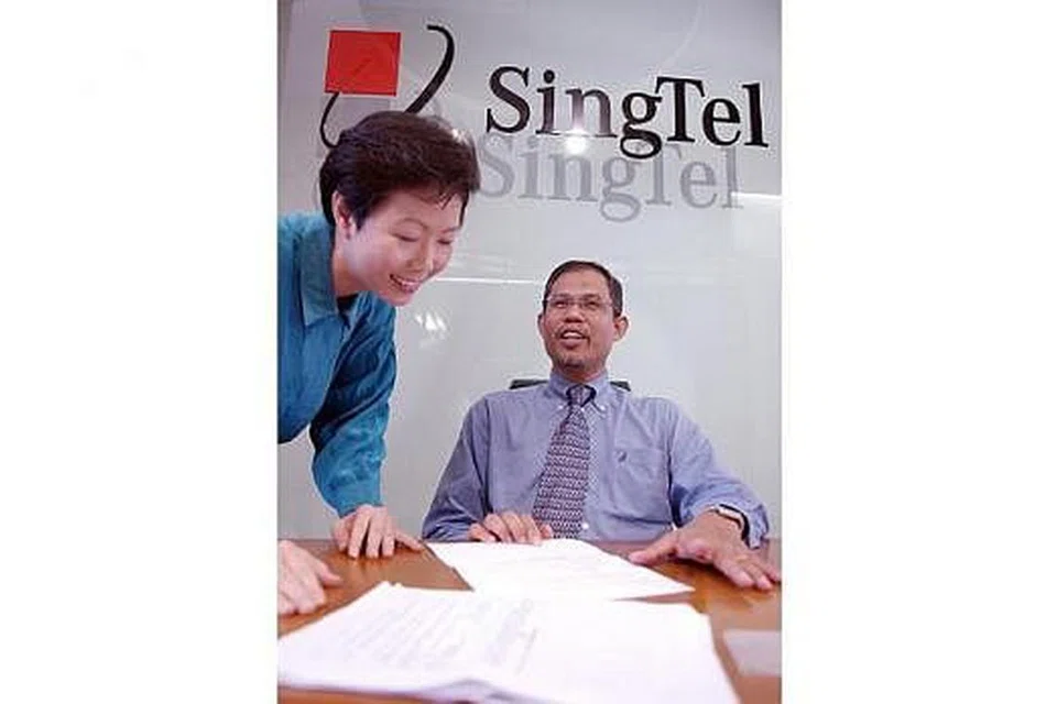 ENCIK MASAGOS SEMASA BERTUGAS DI SINGTEL