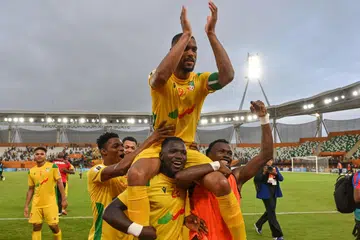 Pemain Benin, Steve Mounie, meraikan kemenangan bersama rakan sepasukan, selepas mengalahkan Nigeria dalam perlawanan kelayakan Piala Dunia 2026 di stadium di Abidjan pada 10 Jun 2024.