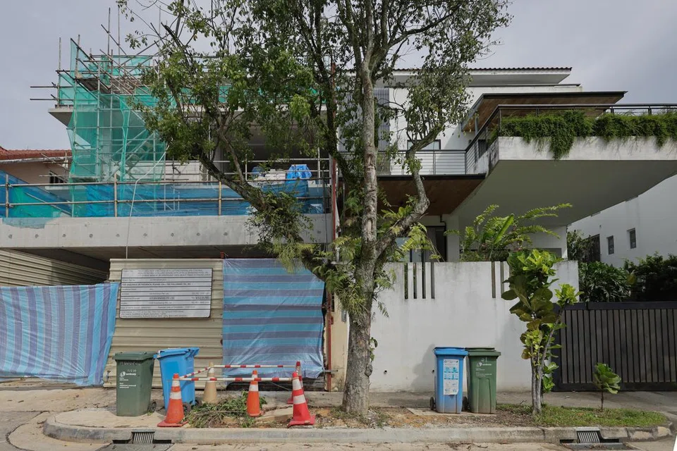 Dua suspek warga China yang didakwa mencuri dari rumah berhalaman di Greenleaf View di Holland Road pada 16 Disember, dipercayai memecah masuk melalui rumah bersebelahan yang sedang dalam pembinaan.