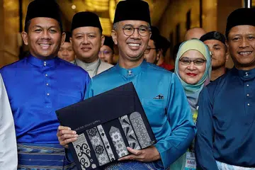 BENTANG BELANJAWAN: Menteri Kewangan Malaysia, Tengku Zafrul Abdul Aziz (tengah) membentangkan Belanjawan semalam. Beliau mengumumkan sejumlah RM372.3 bilion akan diperuntukkan bagi Bajet 2023. - Foto REUTERS