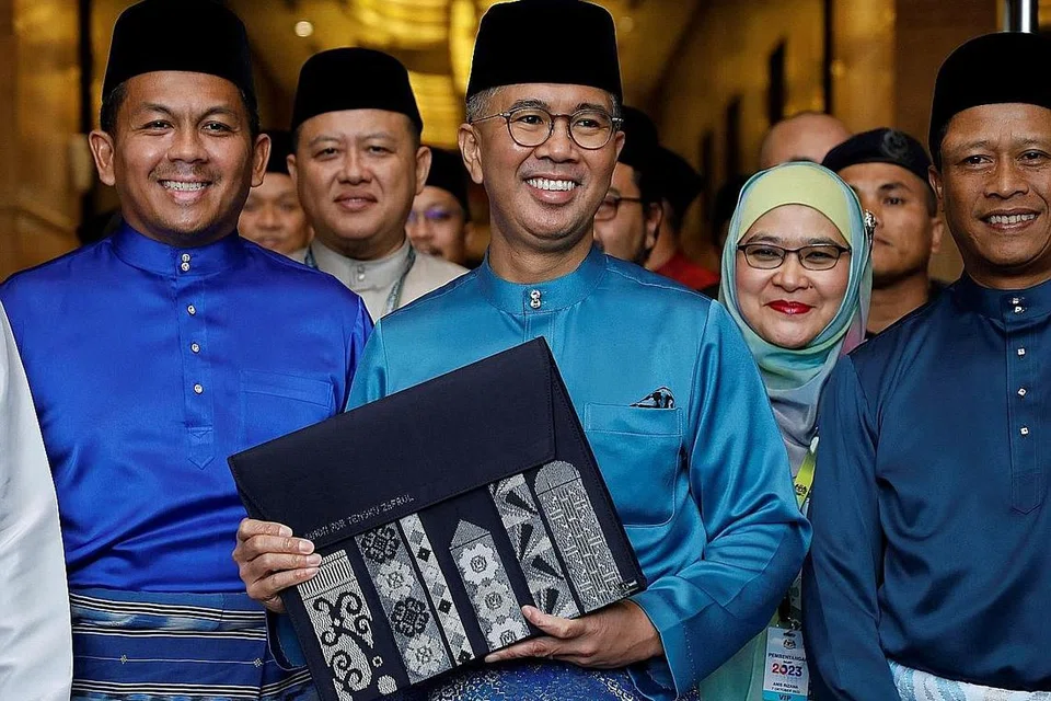 BENTANG BELANJAWAN: Menteri Kewangan Malaysia, Tengku Zafrul Abdul Aziz (tengah) membentangkan Belanjawan semalam. Beliau mengumumkan sejumlah RM372.3 bilion akan diperuntukkan bagi Bajet 2023. - Foto REUTERS