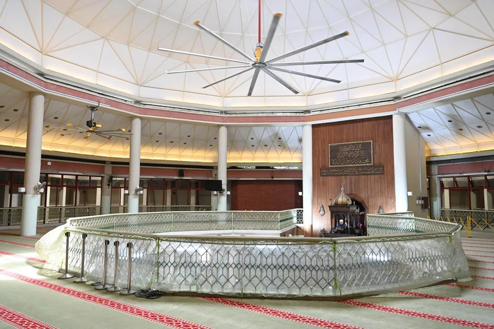 Antara ciri terkini Masjid Darussalam adalah ia mampu menampung sehingga 3,300 anggota jemaah berbanding 3,000 sekarang ini.