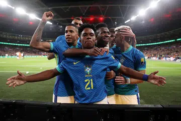 Penyerang Brazil, Endrick, (nombor 21) meraikan jaringan kemenangannya menentang England pada 24 Mac bersama rakan sepasukannya. Persembahan beliau memberi harapan kepada penyokong Brazil mengenai masa depan bola sepak mereka. 