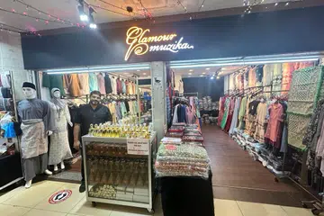 Encik Feroz Abdullah, Pengarah bersama Haji Abdullah & Sons Pte Ltd dan Glamour@Muzika, lebih mengharapkan kesetiaan pelanggan tetap dan memanfaatkan platform dalam talian untuk meningkatkan penjualannya.