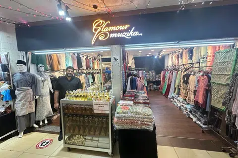 Encik Feroz Abdullah, Pengarah bersama Haji Abdullah & Sons Pte Ltd dan Glamour@Muzika, lebih mengharapkan kesetiaan pelanggan tetap dan memanfaatkan platform dalam talian untuk meningkatkan penjualannya.