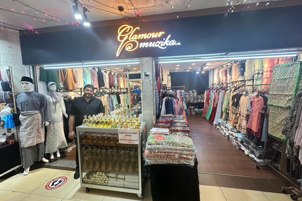 Encik Feroz Abdullah, Pengarah bersama Haji Abdullah & Sons Pte Ltd dan Glamour@Muzika, lebih mengharapkan kesetiaan pelanggan tetap dan memanfaatkan platform dalam talian untuk meningkatkan penjualannya.