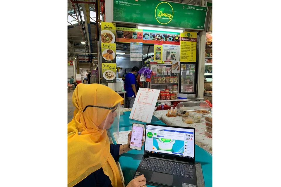 TAPAT SAMBUTAN: Cik Nerita (atas) mendapati lebih ramai pelanggan yang mula mengenali jenama Lemaq sejak menjual makanannya melalui wadah digital. - Foto LEMAQ